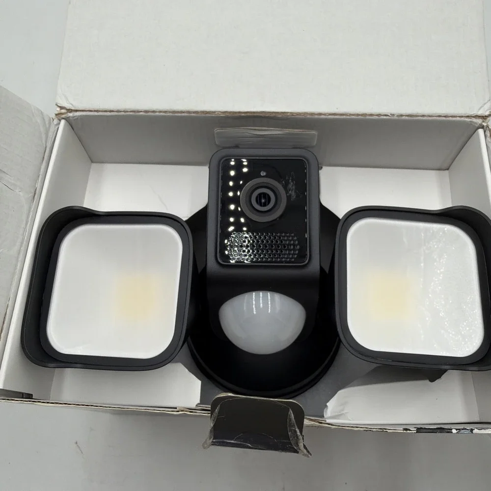 Wyze Cam Floodlight V2 Motion-Activated 2K HD Color Night Vision Camera